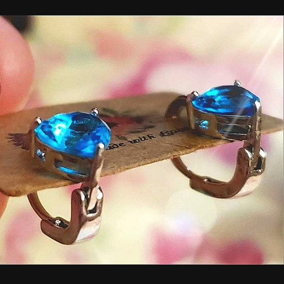 18k white gold plated aquamarine 💙 earrings. - Picture 2 of 4